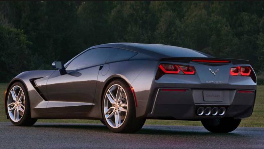 O novo motor 6.2 V8 entrega 450 cv e promete levar o Stingray de 0 a 100 km/h em menos de quatro segundos | <a href="https://gutenberg.quatrorodas.abril.com.br/saloes/detroit/2013/chevrolet-corvette-stingray-730871.shtml" rel="migration">Leia mais</a>