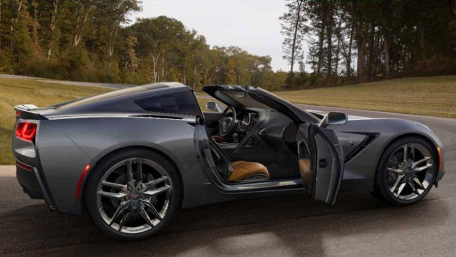O teto de fibra de carbono pode ser removido, transformando-o em um modelo targa | <a href="https://gutenberg.quatrorodas.abril.com.br/saloes/detroit/2013/chevrolet-corvette-stingray-730871.shtml" rel="migration">Leia mais</a>