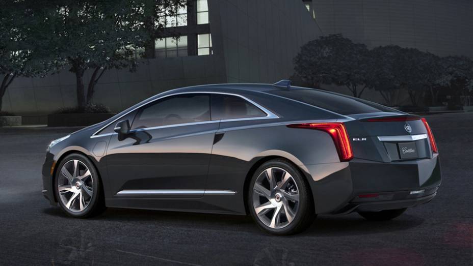 O coupé híbrido de duas portas tem perfil esportivo e é fortemente inspirado no Converj concept | <a href="%20https://gutenberg.quatrorodas.abril.com.br/saloes/detroit/2013/cadillac-elr-730982.shtml" rel="migration">Leia mais</a>