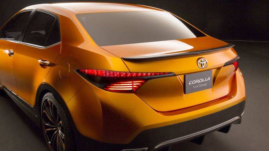 Ele deve ser o sucessor em termos de linhas e design visual do Corolla, modelo mais popular da marca | <a href="https://gutenberg.quatrorodas.abril.com.br/saloes/detroit/2013/toyota-furia-concept-730973.shtml" rel="migration">Leia mais</a>