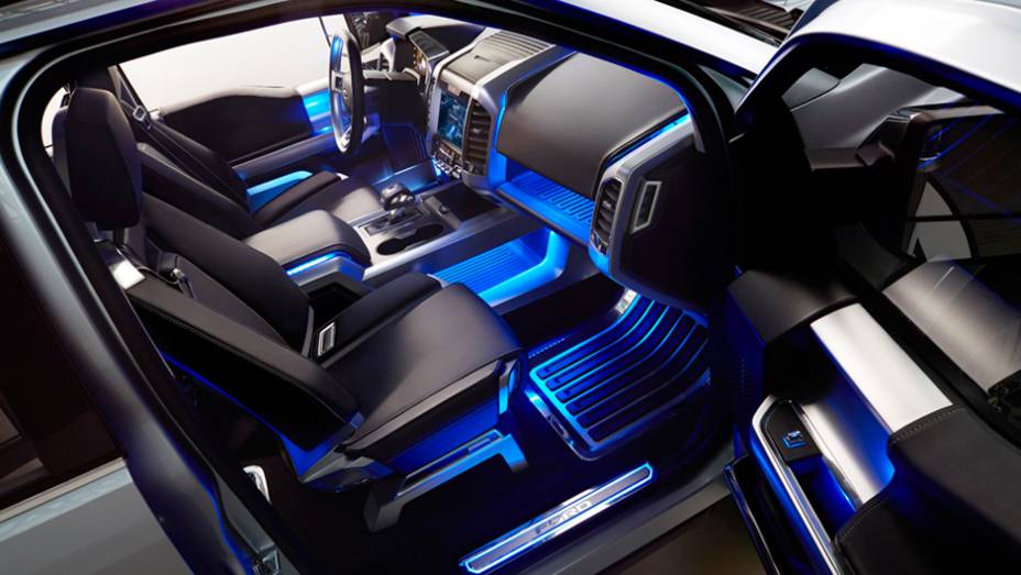 Interior moderno também oferece iluminação azul | <a href="https://gutenberg.quatrorodas.abril.com.br/saloes/detroit/2013/ford-atlas-concept-731027.shtml" rel="migration">Leia mais</a>