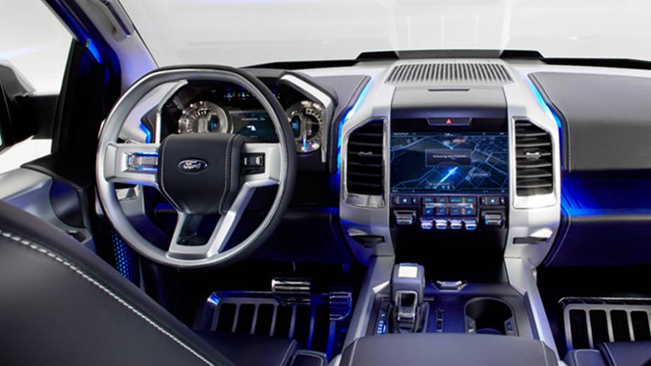 Sistema de GPS com ampla tela no painel central é destaque | <a href="https://gutenberg.quatrorodas.abril.com.br/saloes/detroit/2013/ford-atlas-concept-731027.shtml" rel="migration">Leia mais</a>