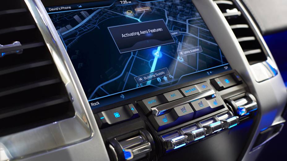 Sistema de GPS com ampla tela no painel central é destaque | <a href="https://gutenberg.quatrorodas.abril.com.br/saloes/detroit/2013/ford-atlas-concept-731027.shtml" rel="migration">Leia mais</a>