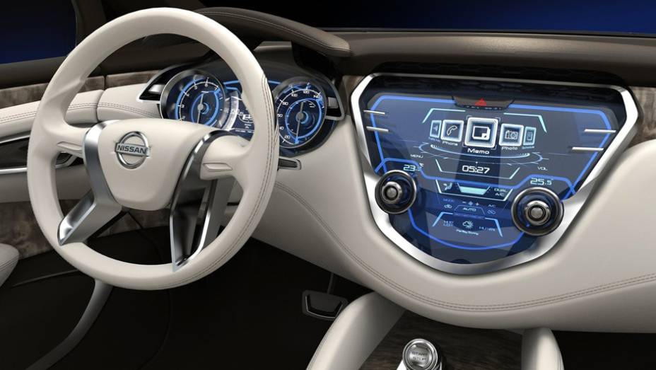 O painel utiliza tecnologia avançada, sensível ao toque, com aparência futurista | <a href="https://gutenberg.quatrorodas.abril.com.br/saloes/detroit/2013/nissan-resonance-concept-731025.shtml" rel="migration">Leia mais</a>