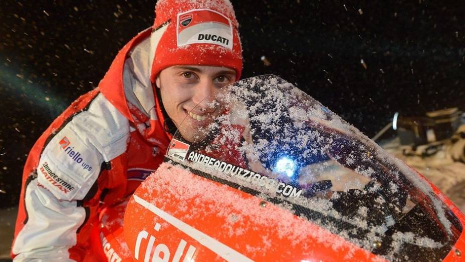 Andrea Dovizioso, da Ducati Team | <a href="https://gutenberg.quatrorodas.abril.com.br/moto/noticias/ducati-apresenta-desmosedici-gp13-731607.shtml" rel="migration">Leia mais</a>