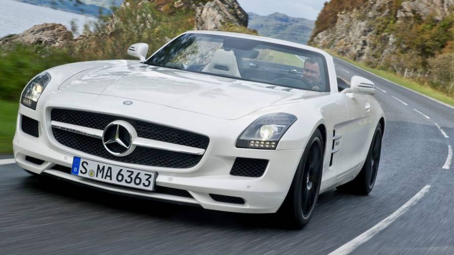 CARRO DE PERFORMANCE - Mercedes-Benz SLS AMG Roadster | <a href="https://gutenberg.quatrorodas.abril.com.br/noticias/mercado/finalistas-premio-carro-mundial-2013-sao-revelados-732525.shtml" rel="migration">Leia mais</a>