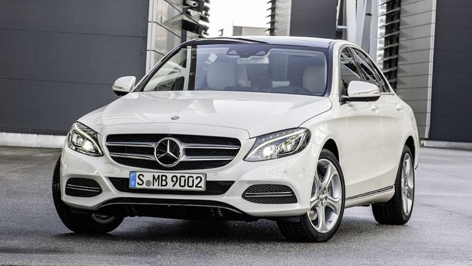 Futuro brasileiro, sedã é maior e mais largo que seu antecessor | <a href="https://gutenberg.quatrorodas.abril.com.br/noticias/saloes/detroit-2014/mercedes-benz-apresenta-novo-classe-c-769335.shtml" rel="migration">Leia mais</a>