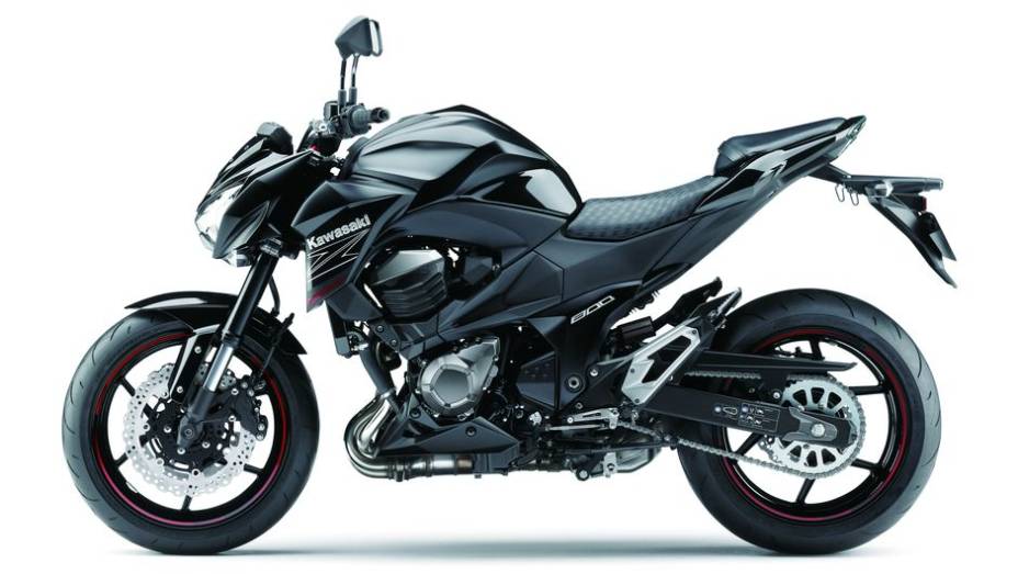 A Z800 chega com três opções de cor (branca, preta e verde) e com preço de R$ 35.990 para a versão standard | <a href="%20https://gutenberg.quatrorodas.abril.com.br/moto/noticias/kawasaki-traz-nova-z800-ao-brasil-732675.shtml" rel="migration">Leia mais</a>