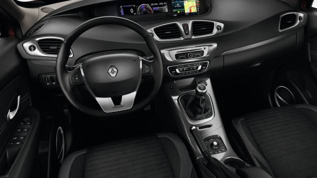 Ele pode ser ajustado por meio de um controle situado entre os bancos dianteiros | <a href="https://gutenberg.quatrorodas.abril.com.br/saloes/genebra/2013/renault-scenic-xmod-734868.shtml" rel="migration">Leia mais</a> Ele pode ser ajustado por meio de um controle situado entre os bancos dianteiros | <a href="https://gutenberg.quatrorodas.abril.com.br/saloes/genebra/2013/renault-scenic-xmod-734868.shtml" rel="migration">Leia mais</a>