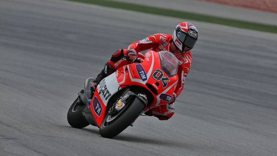 Andrea Dovizioso ficou no meio da tábua de tempos: 13º | <a href="https://gutenberg.quatrorodas.abril.com.br/moto/noticias/motogp-pedrosa-lidera-primeiro-dia-testes-732984.shtml" rel="migration">Leia mais</a>