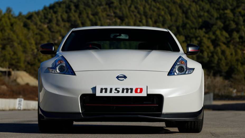 ... além de novo spoiler frontal | <a href="https://gutenberg.quatrorodas.abril.com.br/noticias/fabricantes/nissan-370z-nismo-fica-mais-rapido-731599.shtml" rel="migration">Leia mais</a>