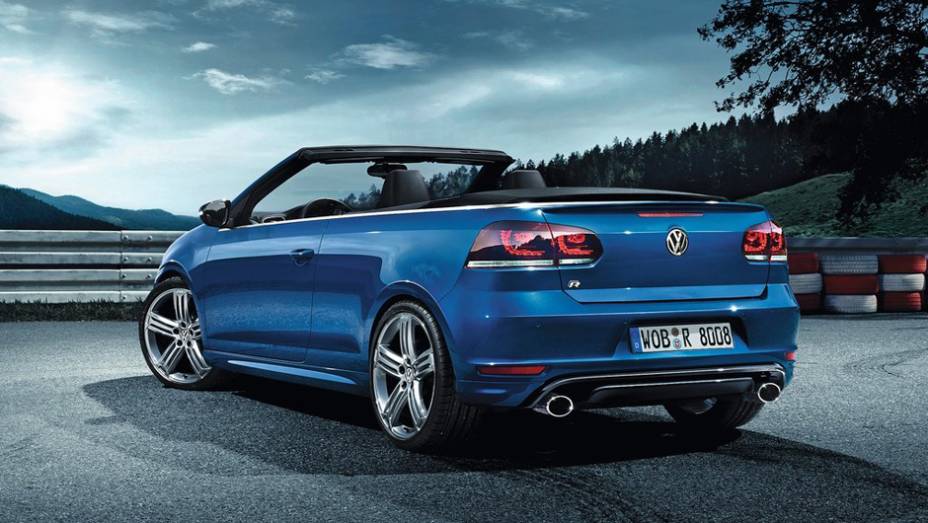 Visualmente, o Golf R Cabriolet se destaca pelos para-choques dianteiro e traseiro, saias laterais, e rodas de liga-leve de 18 polegadas | <a href="%20https://gutenberg.quatrorodas.abril.com.br/saloes/genebra/2013/vw-golf-r-cabriolet-734722.shtml" rel="migration">Leia mais</a>