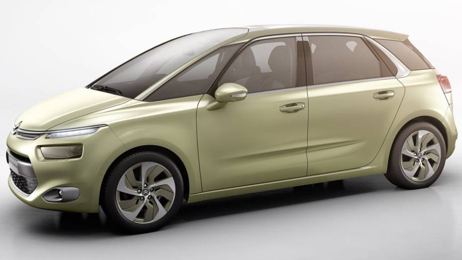 Olhando de lado a semelhan&ccedil;a &eacute; com os carros da linha DS, como o crossover DS5 | <a href="https://gutenberg.quatrorodas.abril.com.br/saloes/genebra/2013/citroen-technospace-734593.shtml" rel="migration">Leia mais</a>