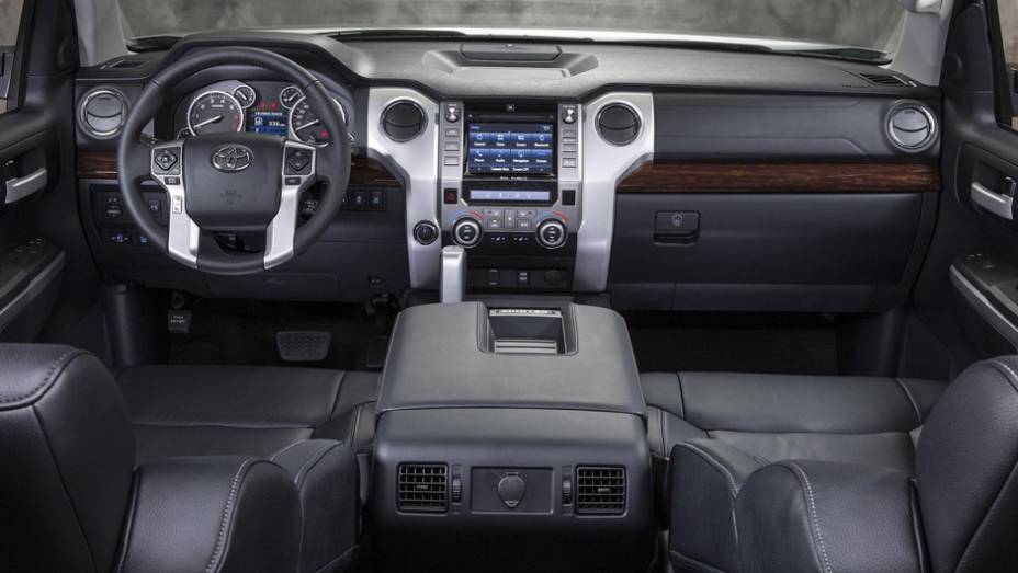 Por dentro, também há mudanças, como novos bancos, novo painel de instrumentos... | <a href="https://gutenberg.quatrorodas.abril.com.br/noticias/fabricantes/toyota-enfim-apresenta-nova-tundra-733332.shtml" rel="migration">Leia mais</a>