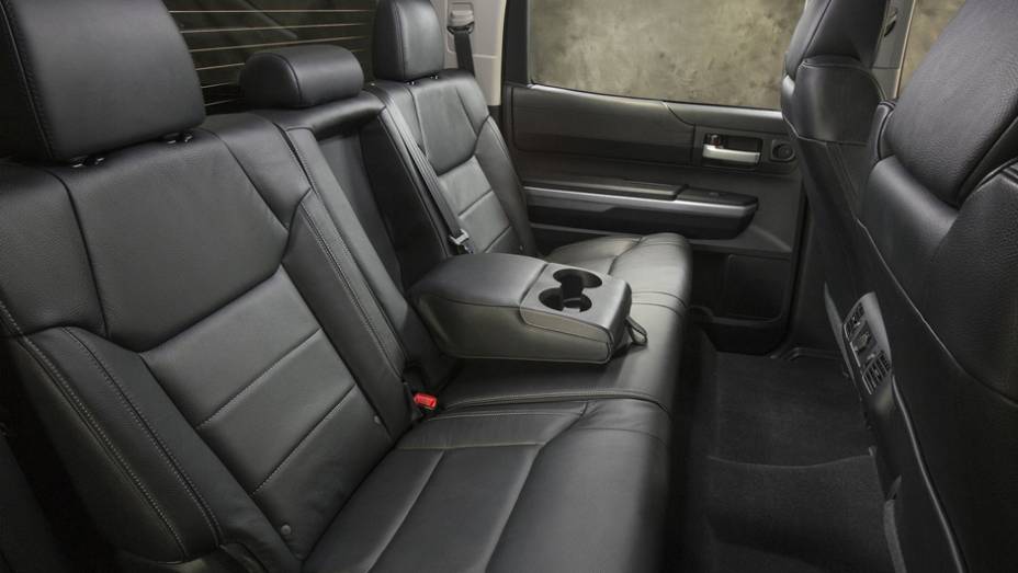 A picape chegará às concessionárias dos Estados Unidos apenas no mês de setembro. | <a href="https://gutenberg.quatrorodas.abril.com.br/noticias/fabricantes/toyota-enfim-apresenta-nova-tundra-733332.shtml" rel="migration">Leia mais</a>