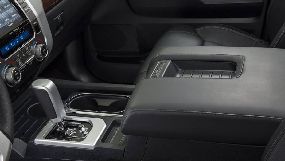 São duas opções com motor V8 e ambas chegam com transmissão automática de seis marchas | <a href="https://gutenberg.quatrorodas.abril.com.br/noticias/fabricantes/toyota-enfim-apresenta-nova-tundra-733332.shtml" rel="migration">Leia mais</a>