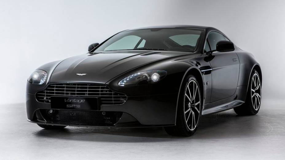 A Aston Martin exibiu o Vantage V8 S SP10 | <a href="https://gutenberg.quatrorodas.abril.com.br/saloes/genebra/2013/aston-martin-vantage-v8-s-sp10-734797.shtml" rel="migration">Leia mais</a>