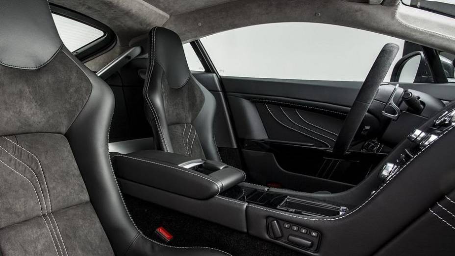 Os bancos têm revestimento em couro Alcantara preto, com detalhes bordados em prata | <a href="https://gutenberg.quatrorodas.abril.com.br/saloes/genebra/2013/aston-martin-vantage-v8-s-sp10-734797.shtml" rel="migration">Leia mais</a>