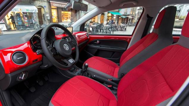 Por dentro, só há uma opção de revestimento | <a href="https://gutenberg.quatrorodas.abril.com.br/saloes/genebra/2013/vw-cross-up-734147.shtml" rel="migration">Leia mais</a> Por dentro, só há uma opção de revestimento | <a href="https://gutenberg.quatrorodas.abril.com.br/saloes/genebra/2013/vw-cross-up-734147.shtml" rel="migration">Leia mais</a>