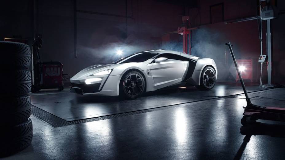 O LykanHypersport é o primeiro modelo de alta performance fabricado no Oriente Médio | <a href="https://gutenberg.quatrorodas.abril.com.br/noticias/fabricantes/superesportivo-feito-catar-chega-2013-731809.shtml" rel="migration">Leia mais</a>