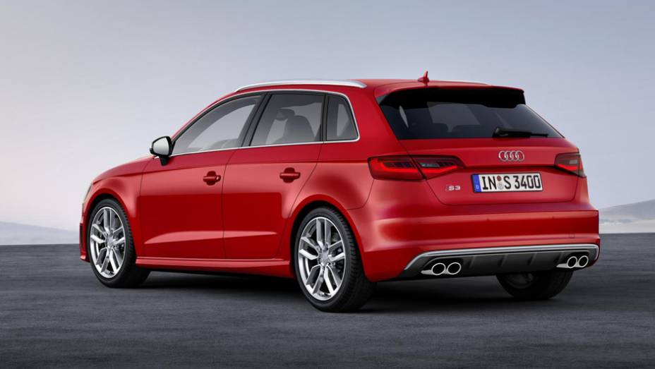 Os dois pares de ponteiras duplas identificam a versão esportiva do A3 Sportback | <a href="%20https://gutenberg.quatrorodas.abril.com.br/saloes/genebra/2013/audi-s3-sportback-734757.shtml" rel="migration">Leia mais</a>