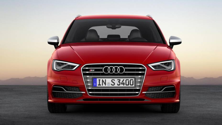 Os faróis com LEDs ganharam a companhia de um novo para-choque com desenho mais agressivo | <a href="%20https://gutenberg.quatrorodas.abril.com.br/saloes/genebra/2013/audi-s3-sportback-734757.shtml" rel="migration">Leia mais</a>