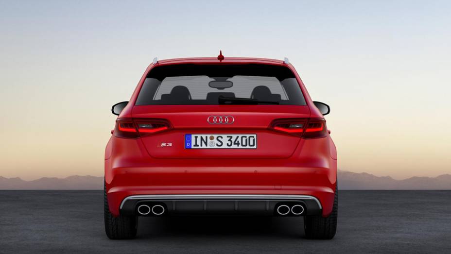 Apenas o logotipo S identifica o S3 Sportback | <a href="https://gutenberg.quatrorodas.abril.com.br/saloes/genebra/2013/audi-s3-sportback-734757.shtml" rel="migration">Leia mais</a>