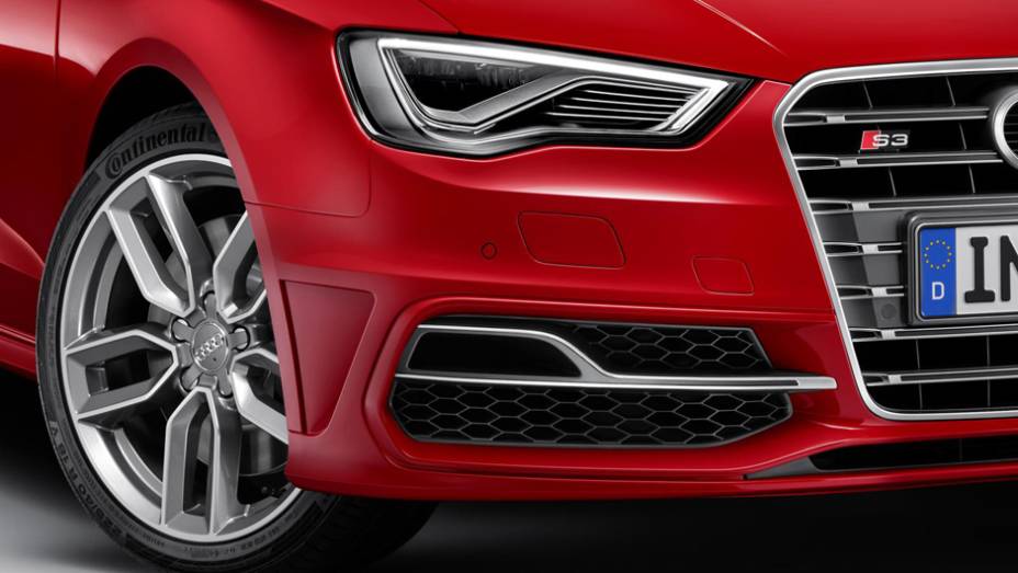 Para-choques exclusivos fazem parte do pacote de modificações da versão S | <a href="https://gutenberg.quatrorodas.abril.com.br/saloes/genebra/2013/audi-s3-sportback-734757.shtml" rel="migration">Leia mais</a>