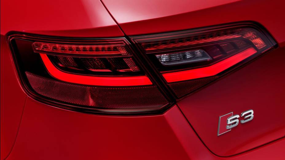 Não é só na frente que o S3 Sportback tem LEDs... | <a href="https://gutenberg.quatrorodas.abril.com.br/saloes/genebra/2013/audi-s3-sportback-734757.shtml" rel="migration">Leia mais</a>