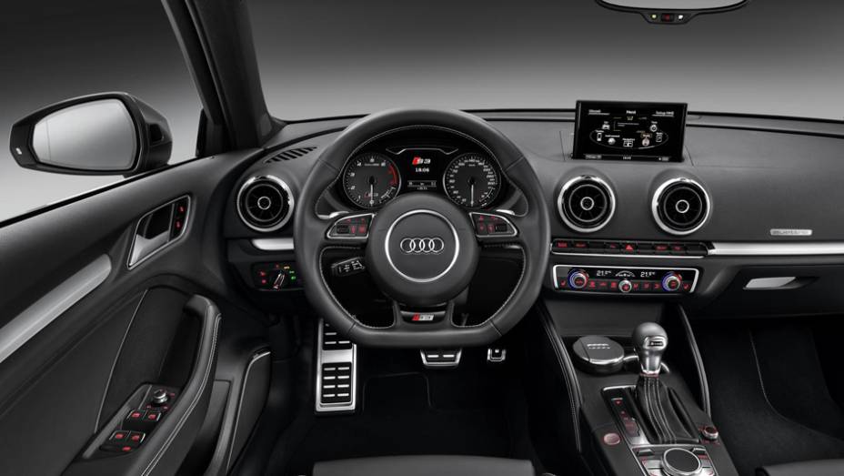 O interior tem volante esportivo e apliques de alumínio pela cabine | <a href="https://gutenberg.quatrorodas.abril.com.br/saloes/genebra/2013/audi-s3-sportback-734757.shtml" rel="migration">Leia mais</a>