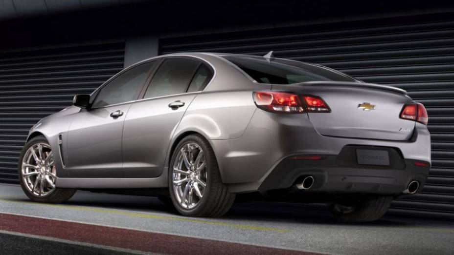 O carro vem equipado com motor 6.2 V8, que entrega 415 cavalos de potência, e a transmissão é automática, de seis velocidades | <a href="%20https://gutenberg.quatrorodas.abril.com.br/saloes/new-york/2013/chevrolet-ss-737022.shtml" rel="migration">Leia mais</a>