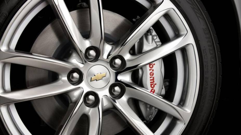 O sedã tem direção elétrica progressiva, rodas de alumínio de 19 polegadas, e freios Brembo ventilados | <a href="%20https://gutenberg.quatrorodas.abril.com.br/saloes/new-york/2013/chevrolet-ss-737022.shtml" rel="migration">Leia mais</a>