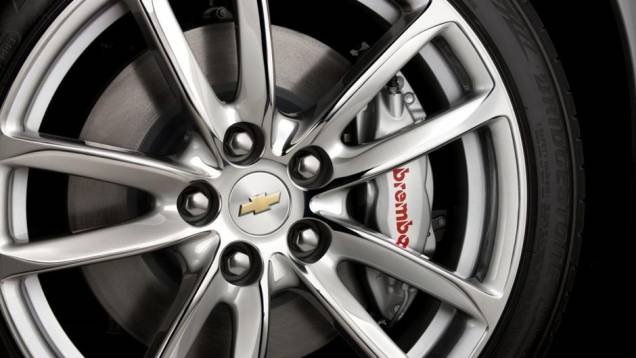 O sedã tem direção elétrica progressiva, rodas de alumínio de 19 polegadas, e freios Brembo ventilados | <a href="%20https://gutenberg.quatrorodas.abril.com.br/saloes/new-york/2013/chevrolet-ss-737022.shtml" rel="migration">Leia mais</a> O sedã tem direção elétrica progressiva, rodas de alumínio de 19 polegadas, e freios Brembo ventilados | <a href="%20https://gutenberg.quatrorodas.abril.com.br/saloes/new-york/2013/chevrolet-ss-737022.shtml" rel="migration">Leia mais</a>