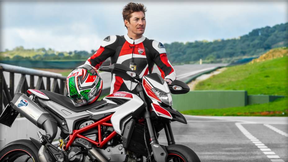 Nicky Hayden participa da nova campanha da Ducati Hypermotard. <a href="https://gutenberg.quatrorodas.abril.com.br/moto/noticias/nicky-hayden-acelera-nova-ducati-hypermotard-veja-734029.shtml" rel="migration">Leia mais</a>