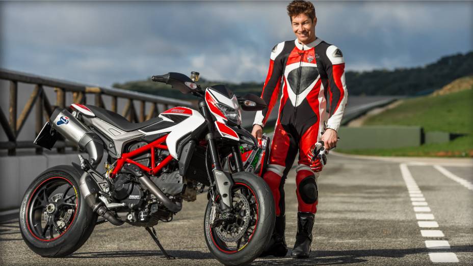 Nicky Hayden, piloto da equipe oficial da Ducati no MotoGP, acelera a Hypermotard. <a href="https://gutenberg.quatrorodas.abril.com.br/moto/noticias/nicky-hayden-acelera-nova-ducati-hypermotard-veja-734029.shtml" rel="migration">Leia mais</a>