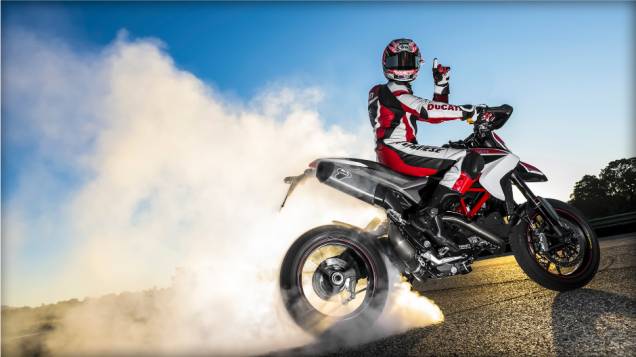 No vídeo de divulgação, Nicky Hayden está entediado durante um almoço com uma mulher e começa a flertar com a Ducati Hypermotard. <a href="%20https://gutenberg.quatrorodas.abril.com.br/moto/noticias/nicky-hayden-acelera-nova-ducati-hypermotard-veja-734029.shtml" rel="migration">Leia</a> No vídeo de divulgação, Nicky Hayden está entediado durante um almoço com uma mulher e começa a flertar com a Ducati Hypermotard. <a href="%20https://gutenberg.quatrorodas.abril.com.br/moto/noticias/nicky-hayden-acelera-nova-ducati-hypermotard-veja-734029.shtml" rel="migration">Leia</a>