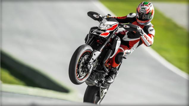 Quando tem a oportunidade, Nicky Hayden escapa do restaurante para dar uma acelerada na motocicleta. <a href="https://gutenberg.quatrorodas.abril.com.br/moto/noticias/nicky-hayden-acelera-nova-ducati-hypermotard-veja-734029.shtml" rel="migration">Leia mais</a> Quando tem a oportunidade, Nicky Hayden escapa do restaurante para dar uma acelerada na motocicleta. <a href="https://gutenberg.quatrorodas.abril.com.br/moto/noticias/nicky-hayden-acelera-nova-ducati-hypermotard-veja-734029.shtml" rel="migration">Leia mais</a>