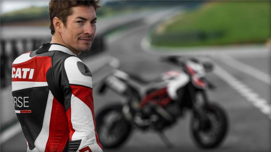 Nicky Hayden acelera a nova Ducati Hypermotard. <a href="https://gutenberg.quatrorodas.abril.com.br/moto/noticias/nicky-hayden-acelera-nova-ducati-hypermotard-veja-734029.shtml" rel="migration">Leia mais</a>