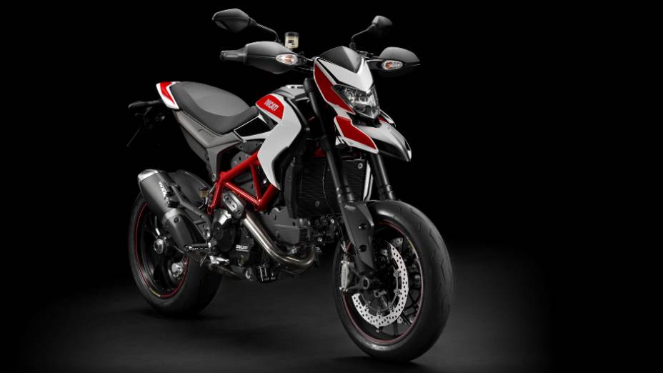 A nova Ducati Hypermotard.gera 110 cavalos de potência. <a href="https://gutenberg.quatrorodas.abril.com.br/moto/noticias/nicky-hayden-acelera-nova-ducati-hypermotard-veja-734029.shtml" rel="migration">Leia mais</a>