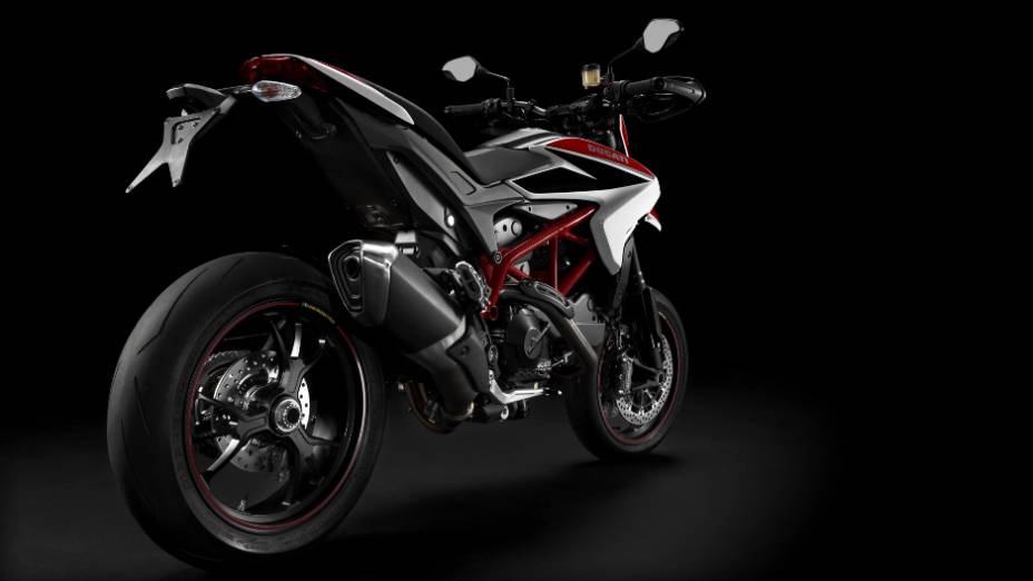 Nova Ducati Hypermotard apresenta um torque de 9,08 kgf.m a 7.750 rpm. <a href="https://gutenberg.quatrorodas.abril.com.br/moto/noticias/nicky-hayden-acelera-nova-ducati-hypermotard-veja-734029.shtml" rel="migration">Leia mais</a>