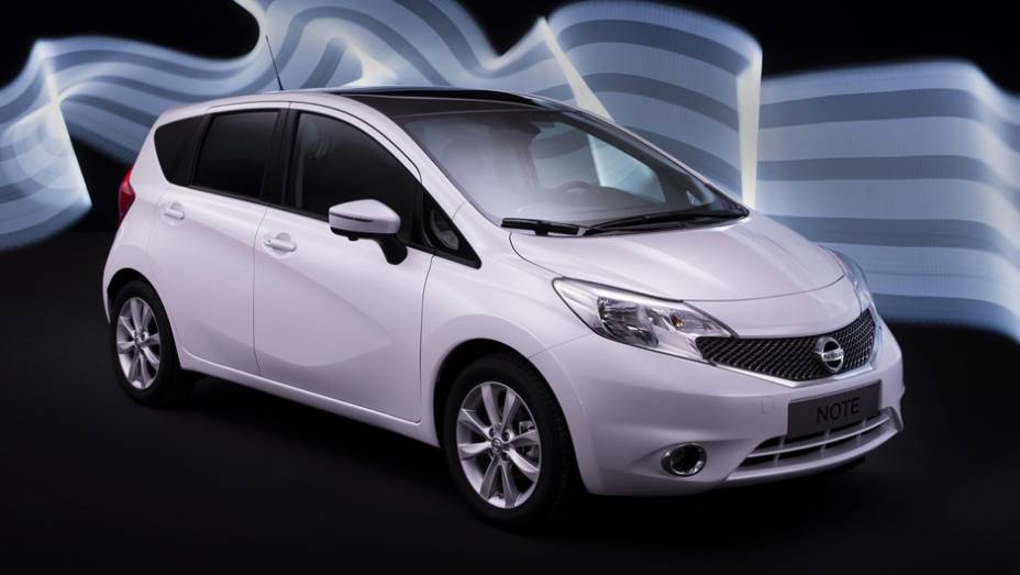 Chamado apenas de Note, o carro &eacute; visualmente id&ecirc;ntico ao modelo revelado no Jap&atilde;o | <a href="%20https://gutenberg.quatrorodas.abril.com.br/saloes/genebra/2013/nissan-note-734148.shtml" rel="migration">Leia mais</a>