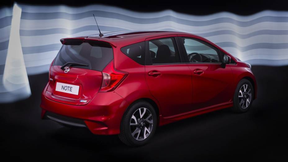No Velho Continente, a vers&atilde;o de entrada usar&aacute; duas op&ccedil;&otilde;es de motor 1.2 a gasolina | <a href="%20https://gutenberg.quatrorodas.abril.com.br/saloes/genebra/2013/nissan-note-734148.shtml" rel="migration">Leia mais</a>