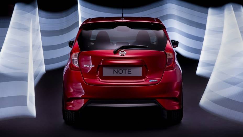 Seu consumo m&eacute;dio informado pela Nissan &eacute; de 27,7 km/l | <a href="https://gutenberg.quatrorodas.abril.com.br/saloes/genebra/2013/nissan-note-734148.shtml" rel="migration">Leia mais</a>