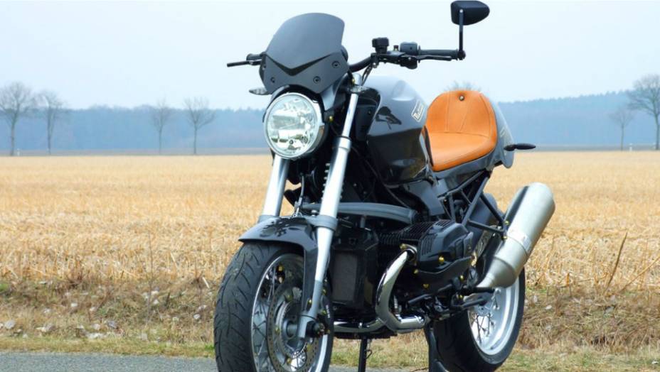 Esta bela motocicleta alemã customizada ficou com um estilo Roadster bem moderno. <a href="https://gutenberg.quatrorodas.abril.com.br/moto/noticias/bmw-r1200-cr-t-customizada-metisse-734221.shtml" rel="migration">Leia mais</a>