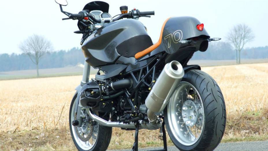 O design desta moto, que é feita de fibra de carbono, foi feito por Horst Edler. <a href="https://gutenberg.quatrorodas.abril.com.br/moto/noticias/bmw-r1200-cr-t-customizada-metisse-734221.shtml" rel="migration">Leia mais</a>