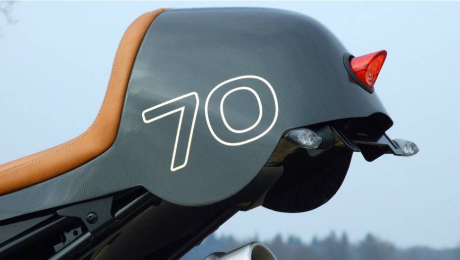 O kiti de customização da BMW R1200 CR-T pode ser adquirido por € 3.990. <a href="https://gutenberg.quatrorodas.abril.com.br/moto/noticias/bmw-r1200-cr-t-customizada-metisse-734221.shtml" rel="migration">Leia mais</a>