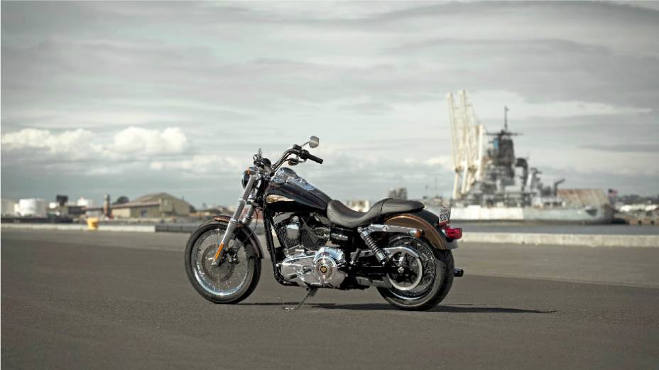 Harley-Davidson Dyna Super Glide Custom 110th Anniversary Edition é a versão especial do modelo que representa o autêntico estilo custom da Harley-Davidson. <a href="%20https://gutenberg.quatrorodas.abril.com.br/moto/noticias/harley-davidson-faz-110-anos-prepara-festa" rel="migration"></a>