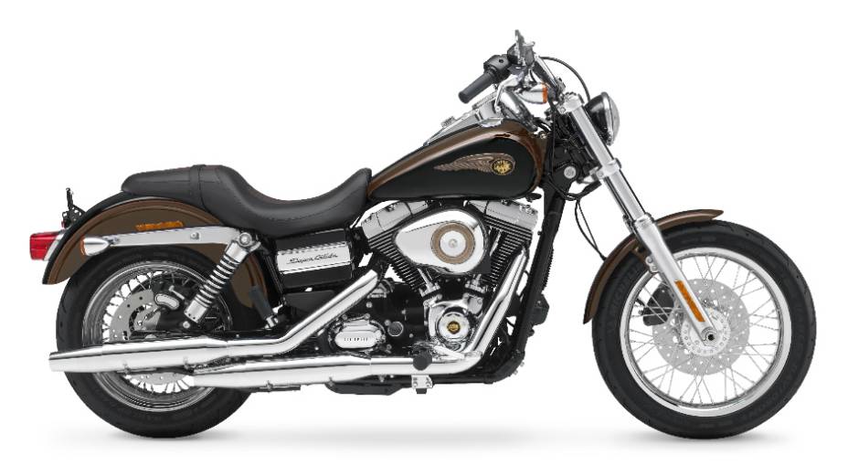 A H-D Dyna Super Glide Custom 110th Anniversary Edition tem preço sugerido de R$ 41.900,00. <a href="https://gutenberg.quatrorodas.abril.com.br/moto/noticias/harley-davidson-faz-110-anos-prepara-festa-734354.shtml" rel="migration">Leia mais</a>