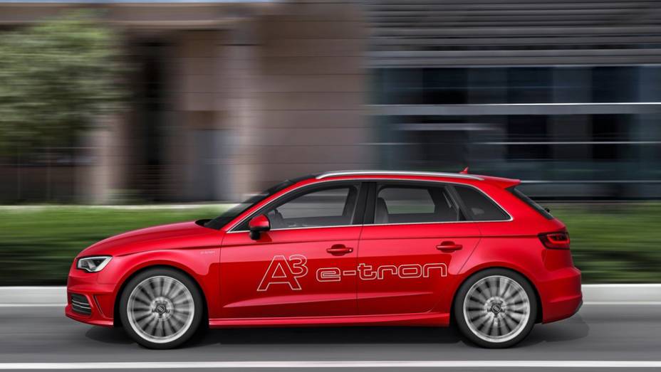 Ele é quipado com um motor 1.4 TFSI a gasolina de 152 cv e um motor elétrico com 103 cv | <a href="%20https://gutenberg.quatrorodas.abril.com.br/saloes/genebra/2013/audi-a3-e-tron-734416.shtml" rel="migration">Leia mais</a>