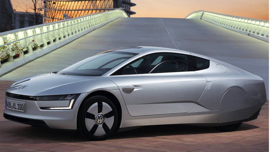 Conta ainda com a assistência de um motor elétrico de 27 cv, alimentado por uma bateria de 5.5 kWh | <a href="%20https://gutenberg.quatrorodas.abril.com.br/saloes/genebra/2013/vw-xl1-734390.shtml" rel="migration">Leia mais</a>